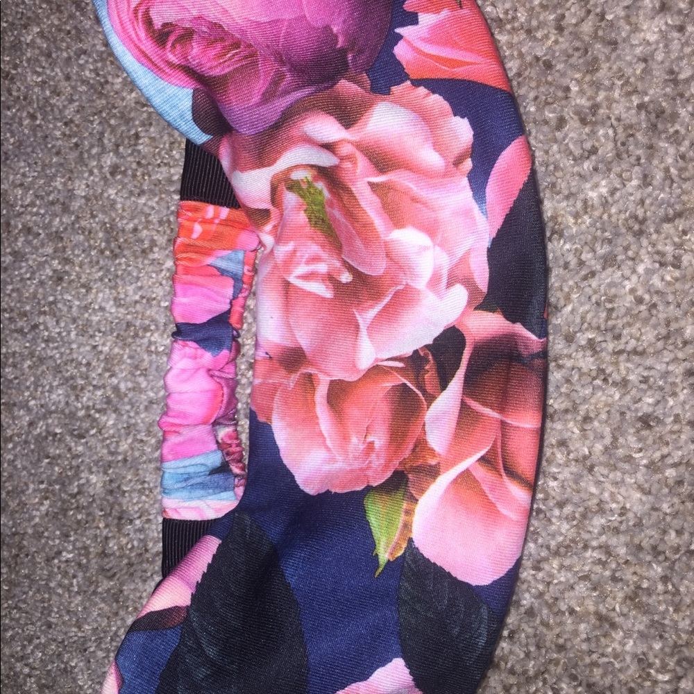 Reversible flower and black headband
